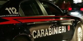 Capi d’abbigliamento contraffatti in auto: denunciata coppia