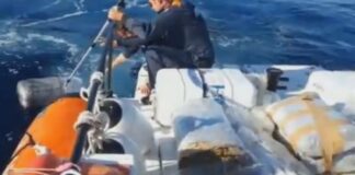Ripescati 17 sacchi di droga al largo