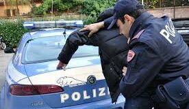 Non accetta il fidanzato di sua figlia e lo investe