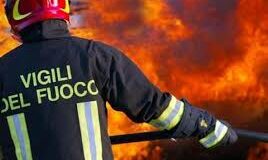 Furgoncino in fiamme sulla Lecce-Maglie