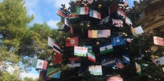 Natale, le bandiere del mondo sull’albero della pace