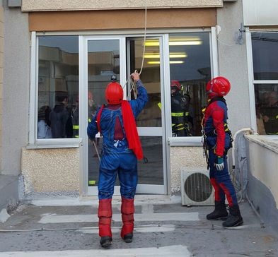 Natale 2016: vigili del fuoco super-eroi al Vito Fazzi di Lecce