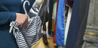 Tenta furto in un negozio di abbigliamento