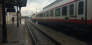 Investito da un Intercity Milano-Lecce