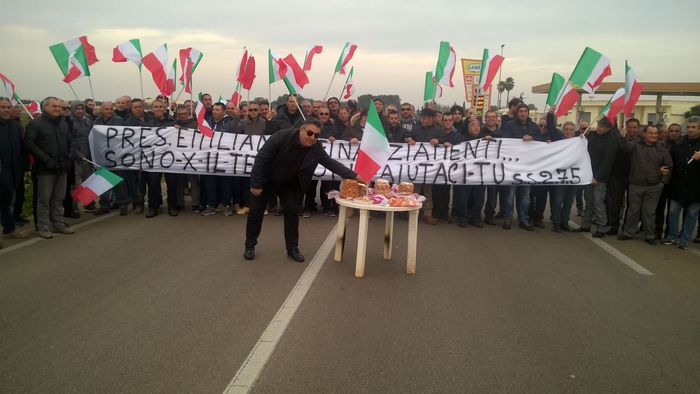 Natale di protesta con panettone sulla ss275 Maglie-Leuca per i lavoratori licenziati del gruppo Palumbo