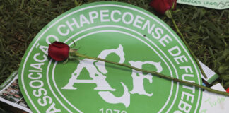 Tragedia Chapecoense: il Lecce con il logo della squadra brasiliana