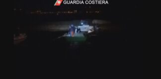Natante incastrato tra gli scogli dell’isola di Sant’Andrea