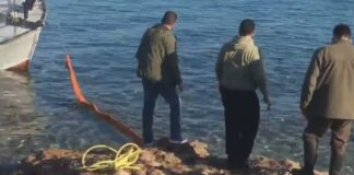 Natante di migranti incastrato tra gli scogli
