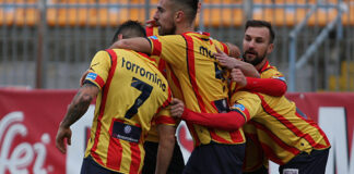Il Lecce ribalta il Catanzaro e riconquista la vetta