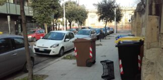 I bidoni per la differenziata ingombrano i marciapiedi