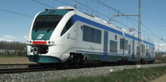 Tenta di risalire sul treno in corsa