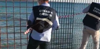 Spiaggia delimitata da rete metallica pericolosa