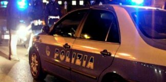 Si rifiuta di consegnare i soldi e i rapinatori lo accoltellano: ferito commerciante