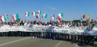 SS 275: la protesta degli operai per il ritardo dei lavori