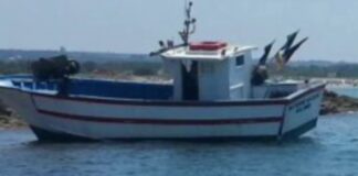 Peschereccio incagliato sugli scogli