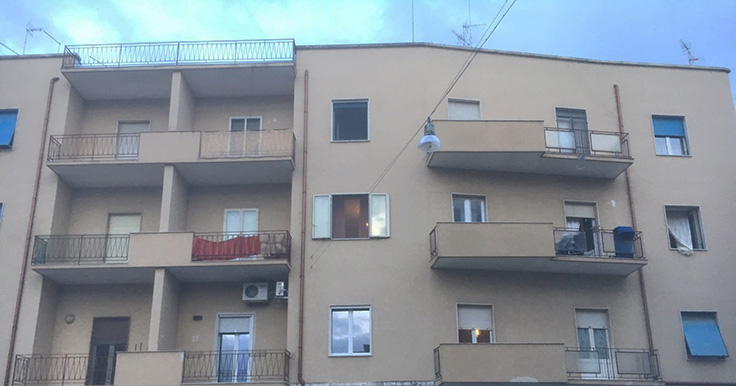 bambina balcone