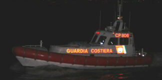 Notte di salvataggi in mare: un disperso e una nave incagliata