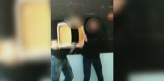 Bullismo a scuola, 17enne picchiato e umiliato davanti ai compagni