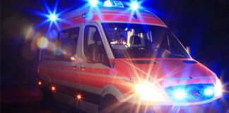 Accoltellano 28enne in piazza dopo una lite: arrestati padre e figlio