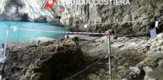 Sigilli a Grotta Zinzulusa: sfregiato da lavori abusivi uno dei simboli del Salento