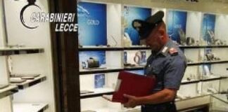 Assalto a centro commerciale: rapinata una gioielleria