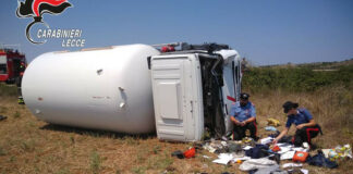 Autocisterna di gpl sfonda il guardrail e si ribalta: ferito il conducente