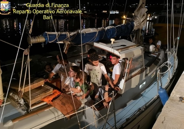 Guardia di Finanza: intercettate due imbarcazioni con migranti nel salento, arrestati tre scafisti