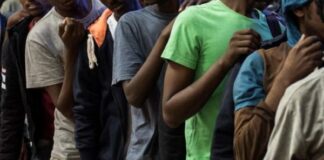 Rissa in un centro di accoglienza: ferito un migrante