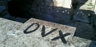 Scritta ‘Dux’ sulla balaustra dell’anfiteatro romano