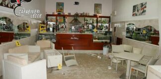 Armati di mazze da baseball rapinano un bar: due arresti