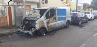Intimidazioni ad agenzia funebre: fiamme a ingresso attività e furgone