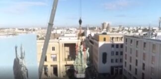 Sant’Oronzo “vola” su Lecce, dopo 300 anni la statua del patrono giù dalla colonna