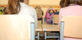 Maltratta e picchia i bimbi in classe: sospesa maestra di scuola materna