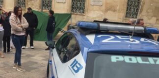 Assalto a gazebo Lega nel centro di Lecce: identificati 8 presunti autori dalla Digos