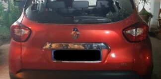 Impugna l’ascia, danneggia auto in sosta e minaccia il cliente di una pizzeria: arrestato 52enne