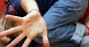 Abusi sessuali e violenze su bambino di 5 anni indagati il padre e uno zio