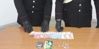 Nasconde cocaina nel comodino: arrestato 46enne