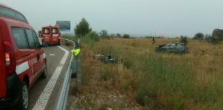 Auto sfonda guardrail e si ribalta fuori strada: muore una 33enne