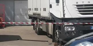 Cede il cric e meccanico resta schiacciato dal tir: è grave