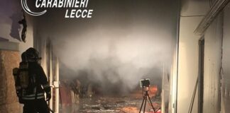 Incendio distrugge deposito agenzia di onoranze funebri: è di origine dolosa