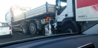 Auto schiacciata tra due tir: muore donna alla guida