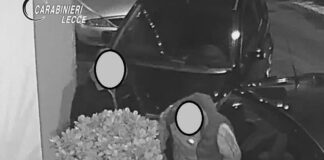Giovane pestato ed accoltellato fuori da un bar: arrestati i 3 aggressori