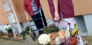 Spesa e farmaci senza uscire di casa: a Lecce numero verde per chi è in isolamento