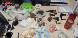 Scoperto market della droga con eroina e cocaina: sequestrate 3 pistole