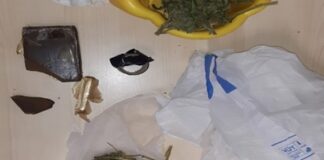 Tenta di nascondere la droga che aveva in casa: arrestato 45enne