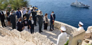 Commemorati due finanzieri morti durante un inseguimento nella acque di Zinzulusa
