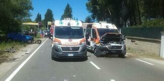 Auto contro ambulanza sulla strada per Novoli: 4 feriti