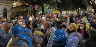 Nuovo DPCM: a Lecce i lavoratori scendono in piazza, forzato cordone della Polizia