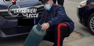 Getta bombola del gas sull’auto dove viaggiavano moglie e figlie: arrestato