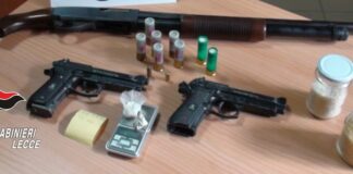Sorpreso con un fucile, due pistole e cocaina: 41enne in manette